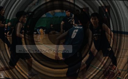 NBA球员库里三分出手瞬间 赛场灯光聚焦